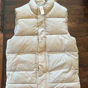NWT men’s Gap puffer vest. Size small. Tiny spot by left pocket noted.